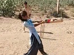 रेत पर बल्ले से बच्ची ने बल्ला घुमा कर मारा छक्का, वीडियो देख लोगों ने कहा- ये तो सूर्या की बहन है! रेत पर बल्ले से बच्ची ने बल्ला घुमा कर मारा छक्का, वीडियो देख लोगों ने कहा- ये तो सूर्या की बहन है!