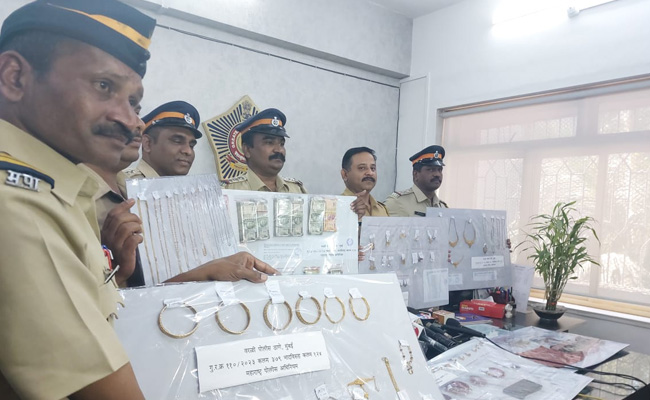 मुंबई : शातिर चोर के पास से 50 लाख के जेवरात और साढ़े 7 लाख कैश बरामद, पकड़ने वाले भी हैरान