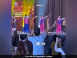 स्कूल प्रोग्राम में डांस करते हुए स्टेप्स भूल गई बेटी, तो दूर बैठे पापा ने ऐसे सिखाया डांस, लोग बोले- Father Of The Year स्कूल प्रोग्राम में डांस करते हुए स्टेप्स भूल गई बेटी, तो दूर बैठे पापा ने ऐसे सिखाया डांस, लोग बोले- Father Of The Year