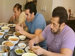 Family के साथ इन अंदाज़ में खाना खाते नजर आए सुपरस्टार Salman Khan, यहां देखें Unseen तस्वीर Family के साथ इन अंदाज़ में खाना खाते नजर आए सुपरस्टार Salman Khan, यहां देखें Unseen तस्वीर
