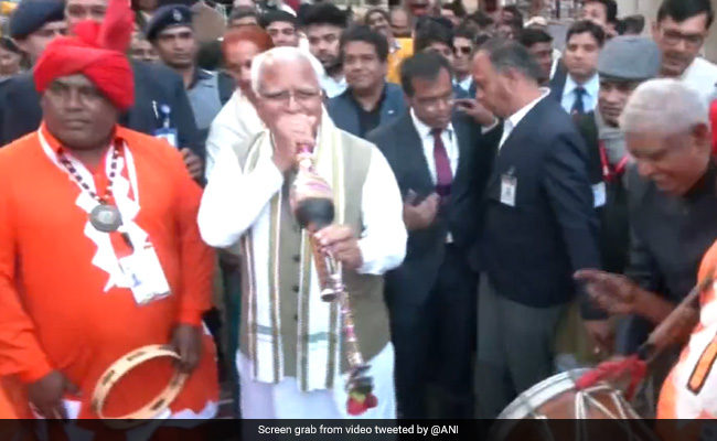 VIDEO: सूरजकुंड मेले में उपराष्‍ट्रपति ने बजाया ढोल, हरियाणा के CM खट्टर ने बजाई बीन