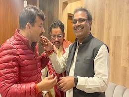 लखनऊ एयरपोर्ट पर मनाया गया सांसद मनोज तिवारी का जन्मदिन, सुबह 5 बजे काटा केक लखनऊ एयरपोर्ट पर मनाया गया सांसद मनोज तिवारी का जन्मदिन, सुबह 5 बजे काटा केक