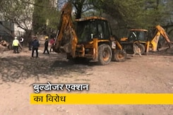 महरौली में अतिक्रमण हटाने की कार्रवाई का विरोध कर रहे लोगों को किया जा रहा है डिटेन महरौली में अतिक्रमण हटाने की कार्रवाई का विरोध कर रहे लोगों को किया जा रहा है डिटेन