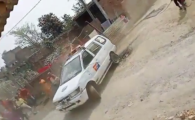 Video: Protesting Bihar Villagers Attack Police Van, Chase Away Cops
