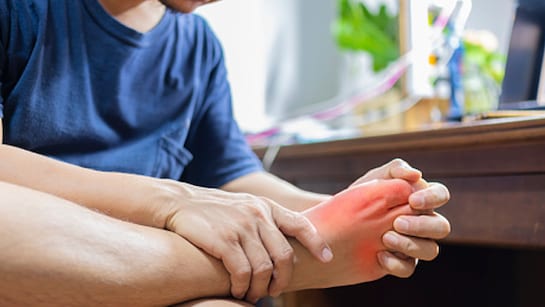 बढ़े हुए यूरिक एसिड से जोड़ों में होने लगती है सूजन, जानिए क्या खाने-पीने पर कम होगा Uric Acid का लेवल | High uric acid home remedies, how to reduce uric acid