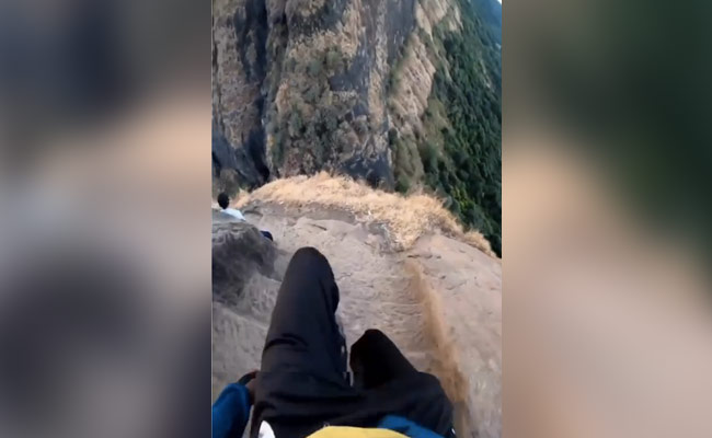 कमजोर दिल वालों के लिए नहीं है सीढ़ियां, वीडियो देखकर ही आ जाएगा चक्कर, हर कदम पर जान का जोखिम