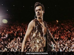 Video: Harry Styles Hit In The Eye By Flying Object During Concert In Vienna Video: Harry Styles Hit In The Eye By Flying Object During Concert In Vienna