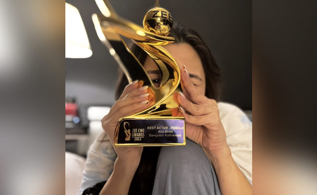 This 2 AM Pic Of Alia Bhatt Was "Patiently" Clicked By Husband Of The Year Ranbir Kapoor