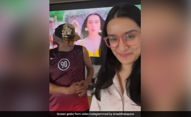 Shraddha Kapoor's Face While Dad Shakti "Shows Off His <i>Thumka</i>s" - Priceless