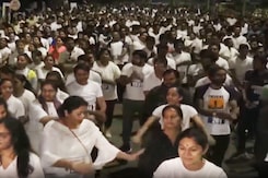 सूरत के डायमंड वर्कर्स ने मैराथन में दौड़ लगाई सूरत के डायमंड वर्कर्स ने मैराथन में दौड़ लगाई