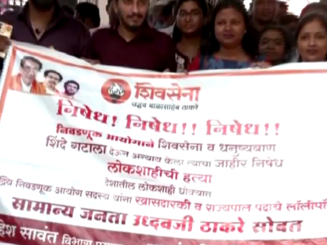 उद्धव ठाकरे गुट के सदस्य अपना समर्थन जताने के लिए पहुंचे मातोश्री