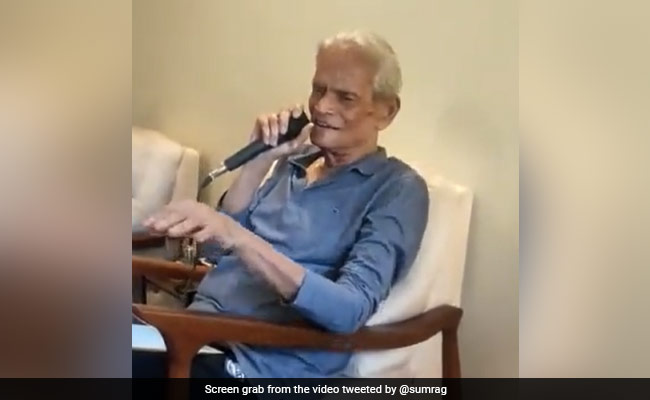 Watch: Elderly Man Singing Mohammed Rafi's <i>'Pukarta Chala Hoon Main'</i> Wins Internet
