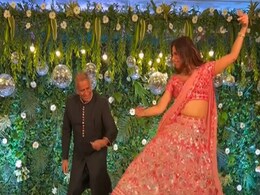 शादी में दुल्हन ने पापा के साथ किया जबरदस्त डांस, VIDEO देख लोगों ने कहा 'लकी गर्ल' शादी में दुल्हन ने पापा के साथ किया जबरदस्त डांस, VIDEO देख लोगों ने कहा 'लकी गर्ल'