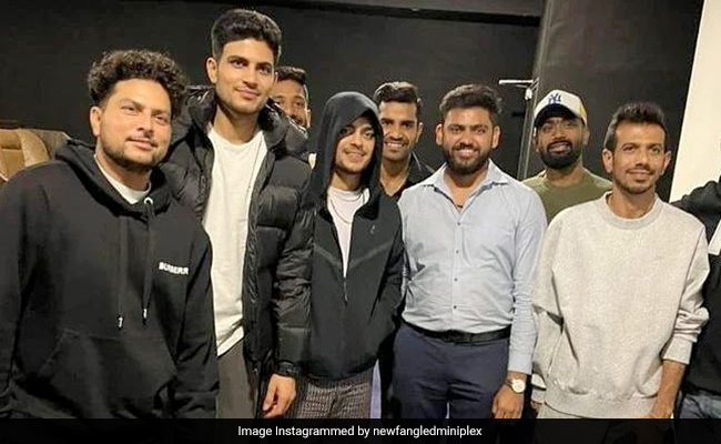 सिर चढ़कर बोल रहा शाहरुख़ खान की फिल्म 'पठान' का जादू, भारतीय क्रिकेटरों ने भी देखी - Photos