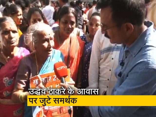 उद्धव ठाकरे के आवास के बाहर जुटे समर्थक, शिवसेना का नाम-निशान शिंदे गुट को देने से नाराज 