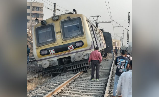 महाराष्ट्र: पटरी से उतरे लोकल ट्रेन के 3 डिब्बे, जानमाल का नुकसान नहीं