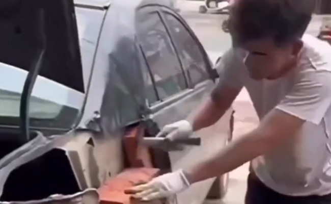 VIDEO:शख्स ने लगाया तगड़ा जुगाड़, टूटी हुई कार में ईंट फंसाकर कर दिया प्लास्टर
