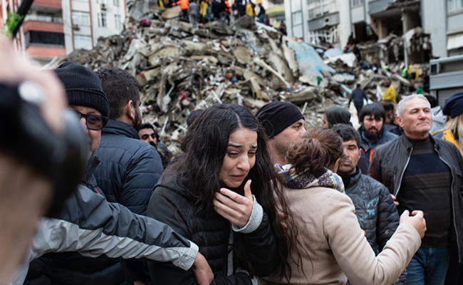 इमारतों के नीचे दबे अपनों को ढूंढते लोग, जमा देने वाली बारिश के बीच रात बिताने के लिए आश्रय की तलाश...तुर्की भूकंप की पीड़ा