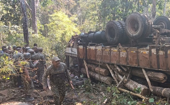 आईटीबीपी ने छत्तीसगढ़ में एक ट्रक हादसे के बाद 8 लोगों को बचाया, एक युवक की मौत