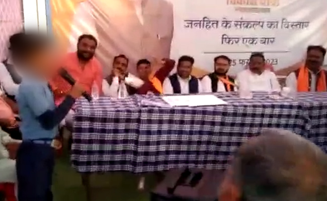 मध्‍य प्रदेश सरकार की 'विकास यात्रा' में छात्र ने महात्‍मा गांधी पर पढ़ी आपत्तिजनक कविता, ताली बजाते रहे भाजपा MLA