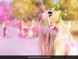 Holi 2023: होली के लाल-पीले रंगों को हटाने के आसान तरीके Holi 2023: होली के लाल-पीले रंगों को हटाने के आसान तरीके