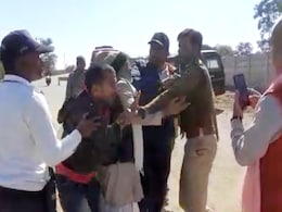 VIDEO : अंतिम संस्कार में जा रहे परिवार के साथ पुलिसकर्मी ने की मारपीट, रिकॉर्डिंग करने पर हुआ बवाल VIDEO : अंतिम संस्कार में जा रहे परिवार के साथ पुलिसकर्मी ने की मारपीट, रिकॉर्डिंग करने पर हुआ बवाल