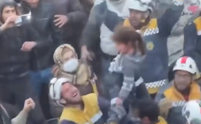 40 घंटे तक दबे रहने के बाद जब एक परिवार को निकाला गया तो सभी राहतकर्मियों को खुशी हुई