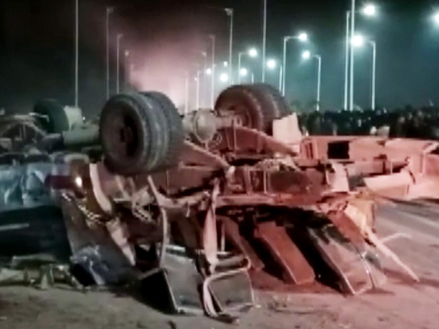 मध्य प्रदेश में तीन खड़ी बसों को ट्रक ने मारी टक्कर, 14 लोगों की मौत, 60 घायल