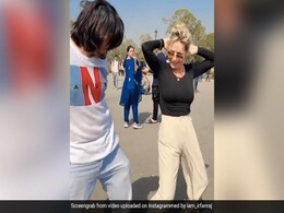 भोजपुरी गाने पर देसी मुंडे के साथ जमकर थिरकीं ये विदेशी महिला, डांस देख बन जाएगा आपका दिन भोजपुरी गाने पर देसी मुंडे के साथ जमकर थिरकीं ये विदेशी महिला, डांस देख बन जाएगा आपका दिन