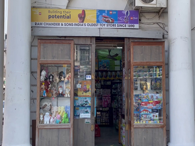 दिल्ली के दिल कनॉट प्लेस में है खिलौनों की खास दुकान