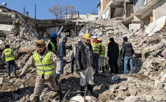 तुर्की में भूकंप से अब तक 21,000 से ज्यादा मौतें, चौबीसों घंटे काम में जुटे हैं बचाव दल