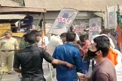 Union Minister's Convoy Attacked In Bengal, Cops Fire Tear Gas Union Minister's Convoy Attacked In Bengal, Cops Fire Tear Gas