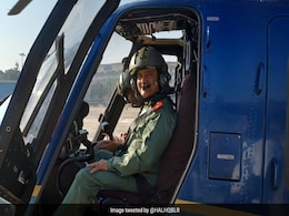 Aero India शो में CDS जनरल अनिल चौहान ने लाइट यूटिलिटी हेलिकॉप्टर में भरी उड़ान Aero India शो में CDS जनरल अनिल चौहान ने लाइट यूटिलिटी हेलिकॉप्टर में भरी उड़ान