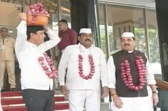 Onion Garland Protest In Maharashtra Over Steep Fall In Prices Onion Garland Protest In Maharashtra Over Steep Fall In Prices