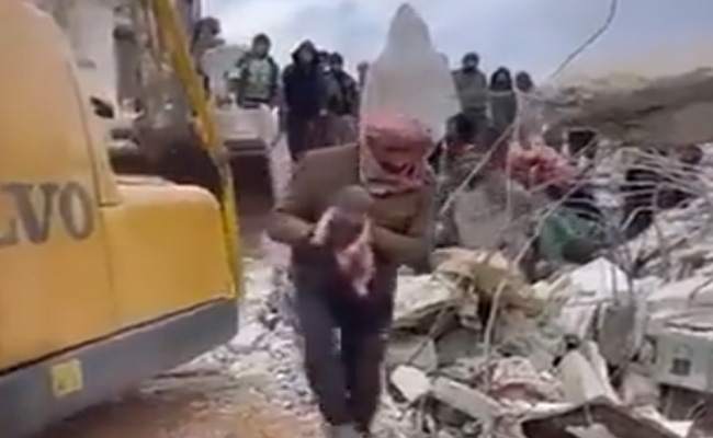 Turkey–Syria Earthquakes: मलवे में दबी गर्भवती ने दिया बच्चे को जन्म, 3 घंटे बाद निकाला बाहर, मां की मौत, देखें Video