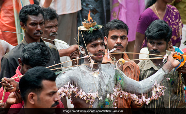 सिंगापुर में तमिल समुदाय के लोगों ने महामारी के बाद पहली बार ‘थाईपुसम’ का त्योहार मनाया