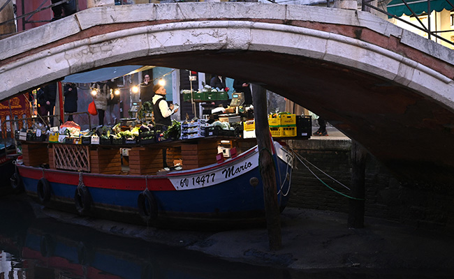 Venice Gondola Capsizes After Chinese Tourists Refuse To Sit Down And Stop Taking Selfies