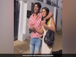 अंकित गुप्ता के हाथों में हाथ डाले सड़कों पर घूमती नजर आईं प्रियंका चौधरी, फैंस ने यूं लुटाया प्यार अंकित गुप्ता के हाथों में हाथ डाले सड़कों पर घूमती नजर आईं प्रियंका चौधरी, फैंस ने यूं लुटाया प्यार