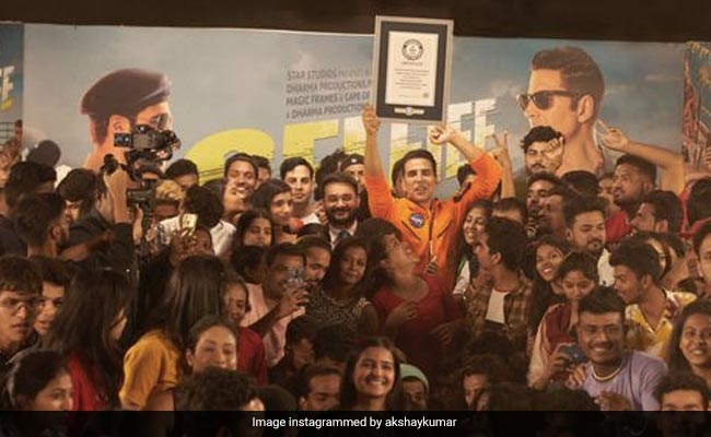 Akshay Kumar Takes 184 Selfies With Fans In 3 Minutes - It's A Guinness Record, Apparently