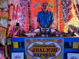 Jhalmuri In London: लंदन में कोलकाता की मशहूर स्ट्रीट फूड 'झालमुड़ी' बेचता है ये शख्स, इस तरह... Jhalmuri In London: लंदन में कोलकाता की मशहूर स्ट्रीट फूड 'झालमुड़ी' बेचता है ये शख्स, इस तरह...