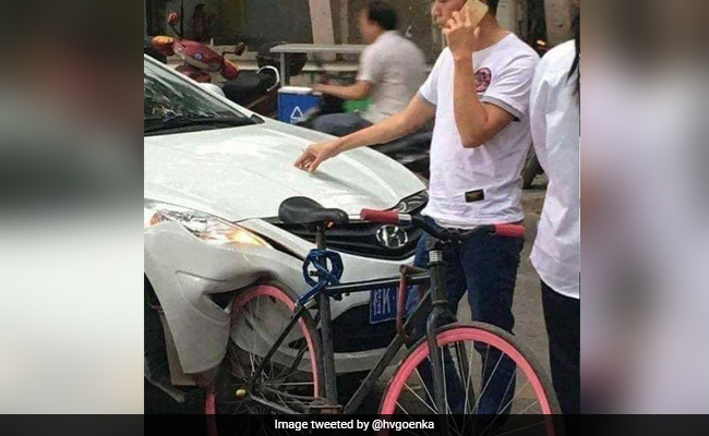 साइकिल ने गाड़ी को मारी ऐसी टक्कर कि परखच्चे उड़ गए, हर्ष गोयनका ने कहा- टायर मज़बूत है