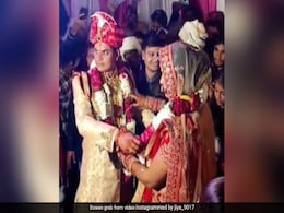 दुल्हन को वरमाला पहना रहा था तभी छूटे पटाखे, फिर दूल्हे ने जो किया हक्के-बक्के रह गए लोग, बोले- कहीं ये आशिक तो नहीं दुल्हन को वरमाला पहना रहा था तभी छूटे पटाखे, फिर दूल्हे ने जो किया हक्के-बक्के रह गए लोग, बोले- कहीं ये आशिक तो नहीं
