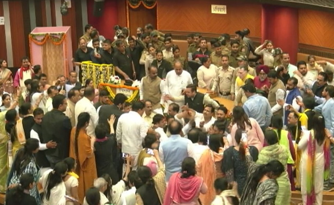 MCD स्टैंडिंग कमेटी चुनाव में BJP-AAP पार्षदों में झड़प, मेयर ने लगाया हमले का आरोप; 10 बड़ी बातें