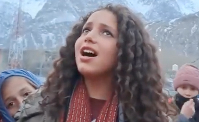VIDEO: गिलगिट-बाल्टिस्तान में घुंघराले बाल वाली इस लड़की ने गया आशा भोसले का गाना, यूजर्स का जीता दिल