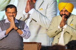 Arvind Kejriwal, Bhagwant Mann Meet Teachers Back From Singapore After Training Arvind Kejriwal, Bhagwant Mann Meet Teachers Back From Singapore After Training