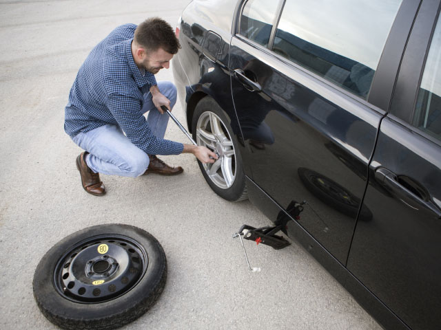 गाड़ी का टायर हो गया है पंचर, इन टिप्स से करें चेंज