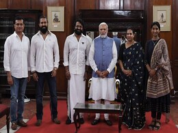 केजीएफ स्टार यश और कांतारा एक्टर ऋषभ शेट्टी के साथ होम्बले की टीम ने की प्रधानमंत्री श्री नरेंद्र मोदी से खास मुलाकात  केजीएफ स्टार यश और कांतारा एक्टर ऋषभ शेट्टी के साथ होम्बले की टीम ने की प्रधानमंत्री श्री नरेंद्र मोदी से खास मुलाकात