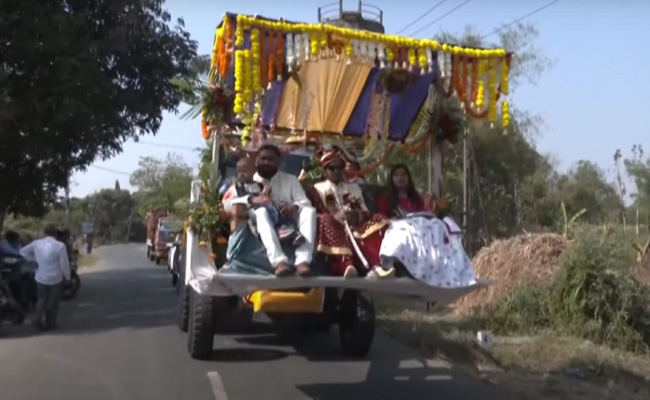 गाड़ी-घोड़ी छोड़, दुल्हनिया लेने JCB से आया दूल्हा, कहा- मैं कुछ अलग करना चाहता था, देखें वीडियो