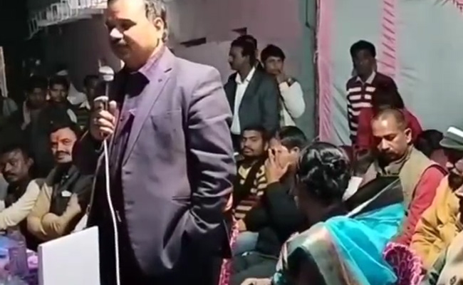 मध्य प्रदेश : "विकास यात्रा" में पन्ना कलेक्टर की अपील पर बवाल, कांग्रेस ने की हटाने की मांग