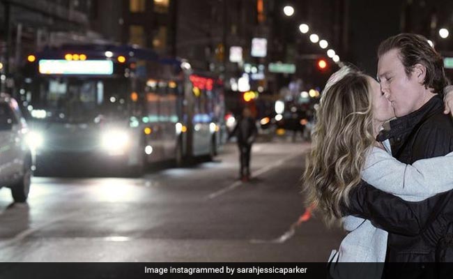 <i>And Just Like That</i>, Carrie Bradshaw And Aidan Shaw Are Back Together. The Internet Has Mixed Feelings